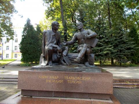 Памятник Александру Твардовскому и Василию Тёркину