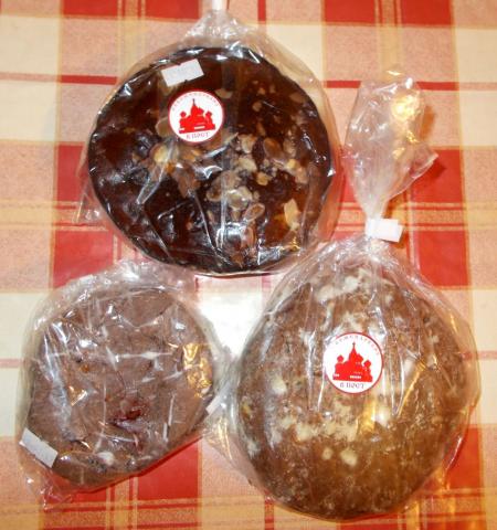 Три вкуснейших коврижки: верхняя с черносливом, правая с изюмом, левая в шоколаде с начинкой из варенья