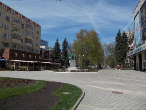 Площадь Никитина и памятник ему же, справа кинотеатр "Пролетарий"