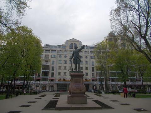 Петровский сквер и памятник Петру