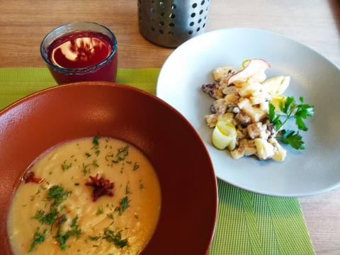 Гороховый крем-суп, немецкий салат с сельдью и морс