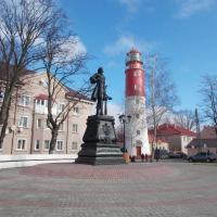 Петр I на фоне Балтийского маяка