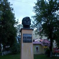 Странный памятник Сергею Есенину и не менее странное соседство