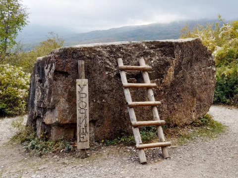 Камень Пуговкина, более двух метров в высоту