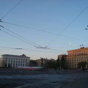 Площадь Ленина, слева направо: библиотека им. Никитина, памятник Ленину, правительство Воронежской области