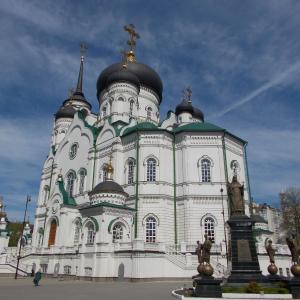 Благовещенский кафедральный собор и памятник святителю Митрофану