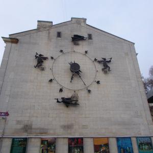Настенные часы у театра кукол "Шут" (по ним легко определить, во сколько сделана фотография)