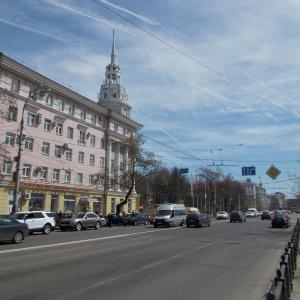Впереди Кольцовский сквер и площадь Ленина