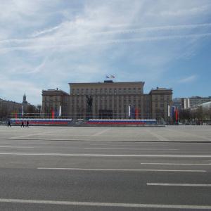 Площадь Ленина готовится к первомайскому торжеству (позади здание правительства)