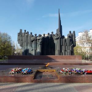 Памятник на площади Победы: двенадцать фигур, представляющих солдат всех родов войск Советской Армии