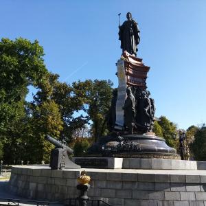Памятник Екатерине II смотрится очень величественно