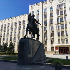 Памятник Кубанскому казачеству, позади здание администрации Краснодарского края