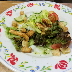 Салат с куриным филе и гренками