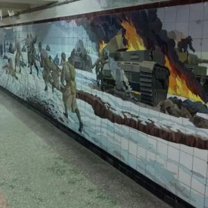 Мозаика в подземном переходе на военную тематику