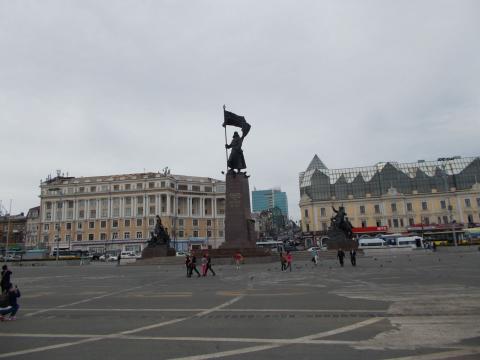 Памятникам борцам за власть... (утром здесь была большая торговля)