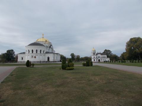 Свято-Николаевский храм (слева) и церковный дом