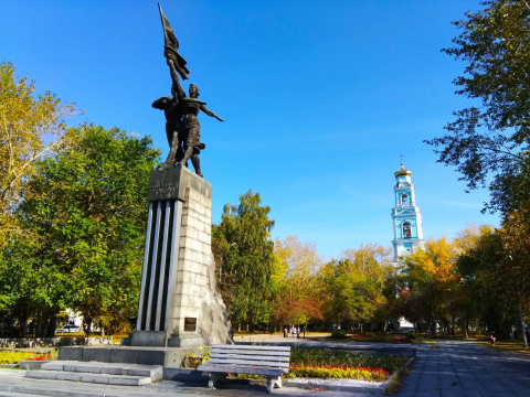 Памятник Комсомолу Урала несёт знамя от одной церкви к другой