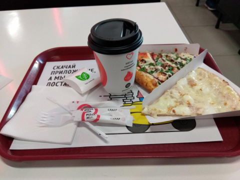 Чтобы жизнь сладкой казалась, к стаканчику чая в «Pizza Mia» прилагают аж три порции сахара Чтобы жизнь сладкой казалась, к стаканчику чая в «Pizza Mia» прилагают аж три порции сахара