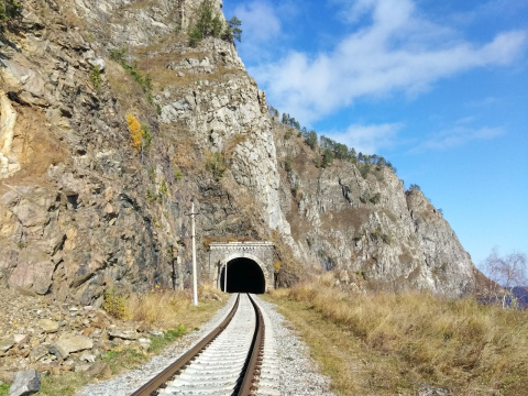 Один из многочисленных тоннелей КБЖД
