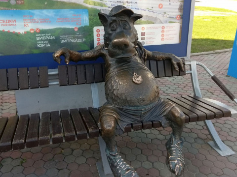 Красноярский волк на скамейке у касс «Бобрового лога»