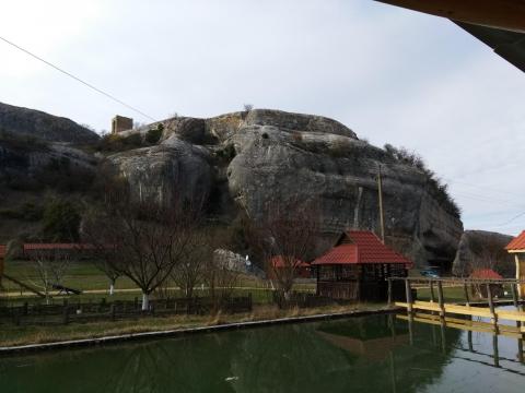 Вид на башню Кыз-Куле от столика кафе у северного входа (гостиница слева)