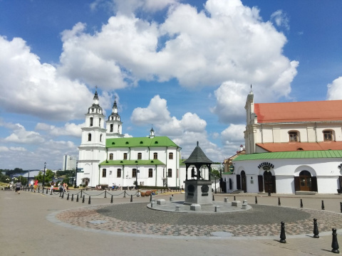 Скульптура «Городские весы» на площади Старого города