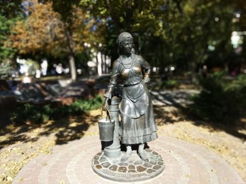Милая ростовчанка, по совместительству памятник водопроводу Милая ростовчанка, по совместительству памятник водопроводу
