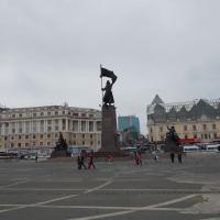 Памятникам борцам за власть... (утром здесь была большая торговля)