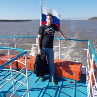На фоне Хабаровского моста