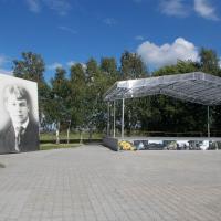 Летняя эстрада и большущая фотография неизвестного мужчины