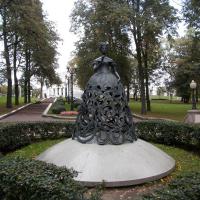 Скульптура "Муза оперы" у театра оперы и балета Скульптура "Муза оперы" у театра оперы и балета