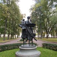 Скульптура "Балерина" у театра оперы и балета Скульптура "Балерина" у театра оперы и балета