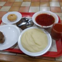 Борщ, пюре, котлета, пончик, хлеба кус и сок томатный