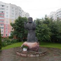 Памятник Серафиму Саровскому близ Серафимовской церкви Памятник Серафиму Саровскому близ Серафимовской церкви