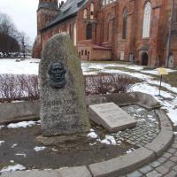 На барельефе немецкий богослов и преподаватель Юлиус Рупп