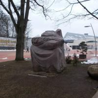 За спиной этого молодого человека Янтарь-холл (а в нём местный филиал музея Океана)