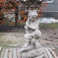 Скульптура со зловещими детишками