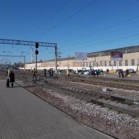 "Придача": справа такси, в центре, если приглядеться, за столбом белая маршрутка №104