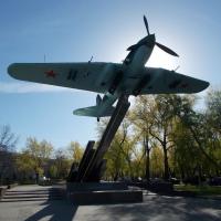 А напротив такой красавец