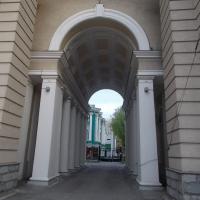Путь к музею - через одну из трёх арок Путь к музею - через одну из трёх арок