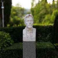 А вот и сам Антон Павлович напротив