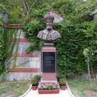 Бюст Александру III неподалёку от дворца Бюст Александру III неподалёку от дворца