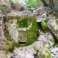 Водозабор 1904 года (чтобы к нему попасть от Боткинской тропы, придётся сделать небольшой крюк)