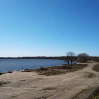 Широкая взлётная полоса связывает ангары аэродрома