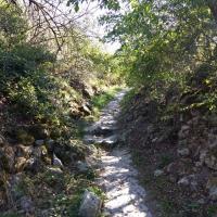 Тропинка, уводящая вглубь пещерного города Тропинка, уводящая вглубь пещерного города