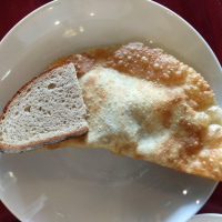 Меряем чебурек в кусках хлеба...