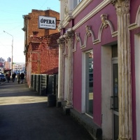 По вывеске и не скажешь, что здесь можно недорого поесть