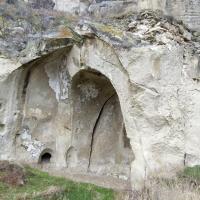 За каменной стенкой скрывается современная икона