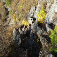 Некоторые тропинки имеют скальные отрезки