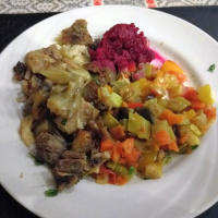 Аппетитная рулька со свеклой и рагу из овощей